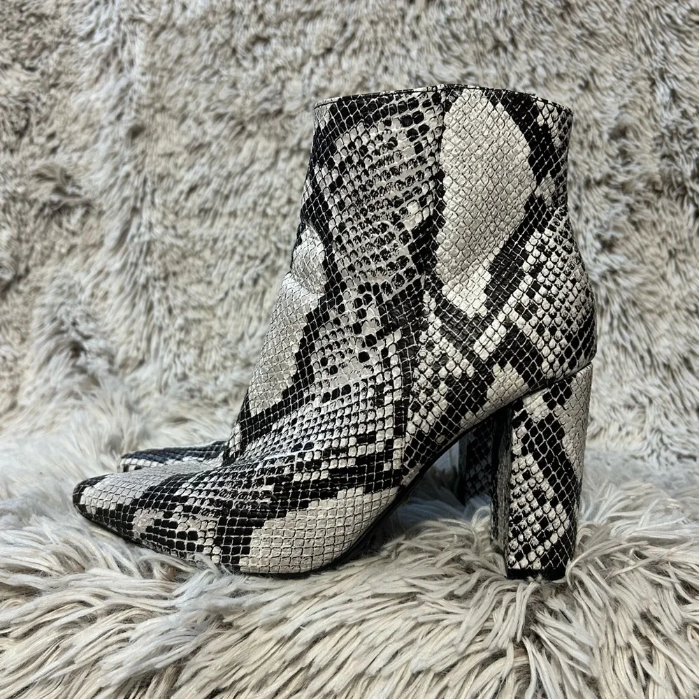 Snakeskin Print Boots Black White Heels Pointed Toe Size 7 Embossed Faux Leather